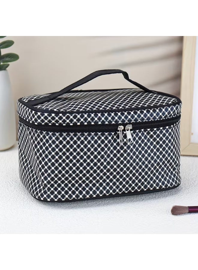 شي إن شنطة مكياج و سفر كاروهات أبيض وأسود - منظم مستحضرات تجميل للسفر بسعة كبيرة ومقبض علوي - حقيبة أدوات زينة عصرية - Image 5