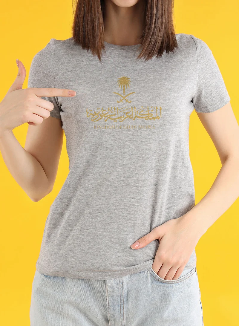 لوحة تيشيرت قطن لمناسبة اليوم الوطني السعودي أو للفخر بالانتماء للوطن في كل الأوقات للرجال والنساء