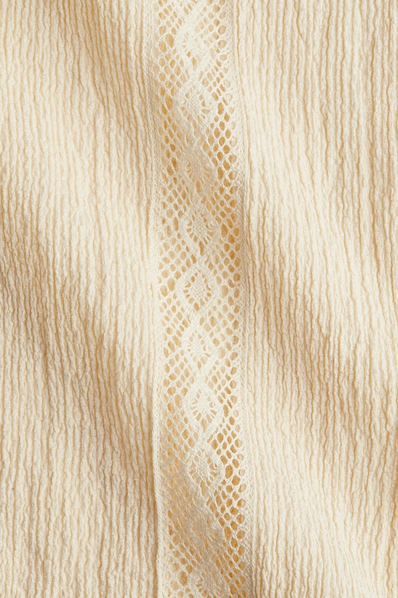 اتش اند ام بلوزة بتفاصيل دانتيل من نسيج مجعد