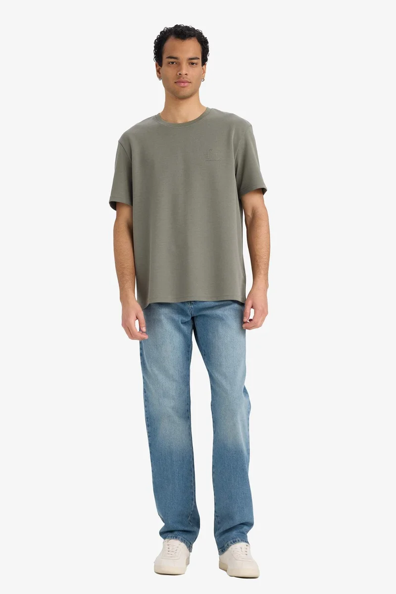 ديفاكتو Regular Fit Crew Neck Short Sleeve T-Shirt