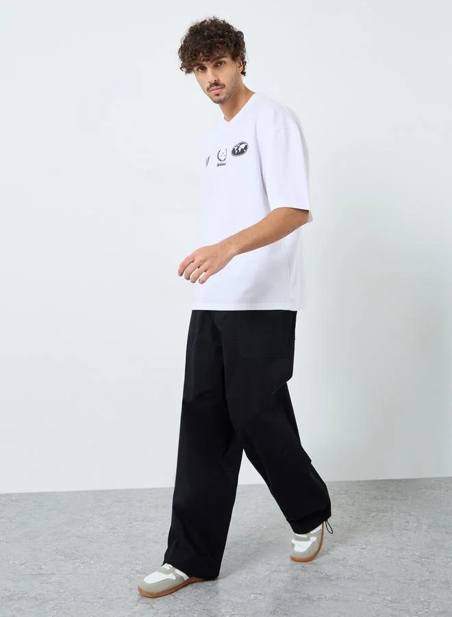 ستايلي بنطال بقصة مريحة وتفاصيل ألواح