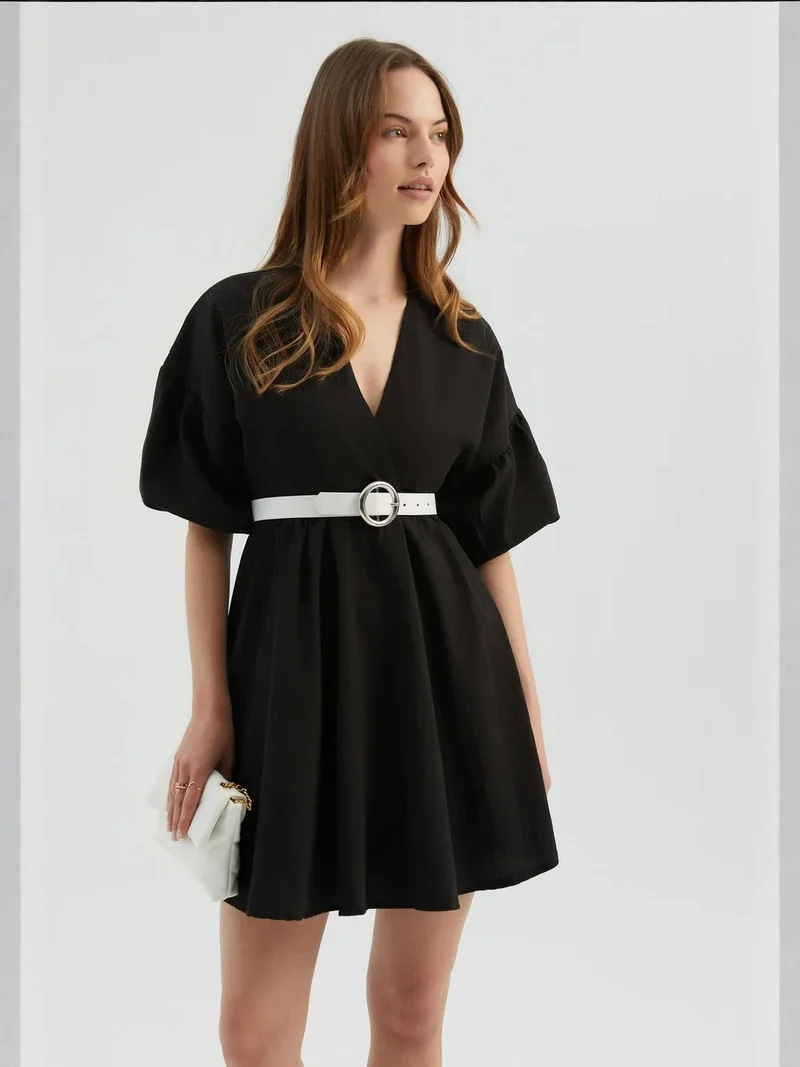 زوبعة فستان قصير بياقة على شكل حرف  وأكمام منتفخة مع حزام