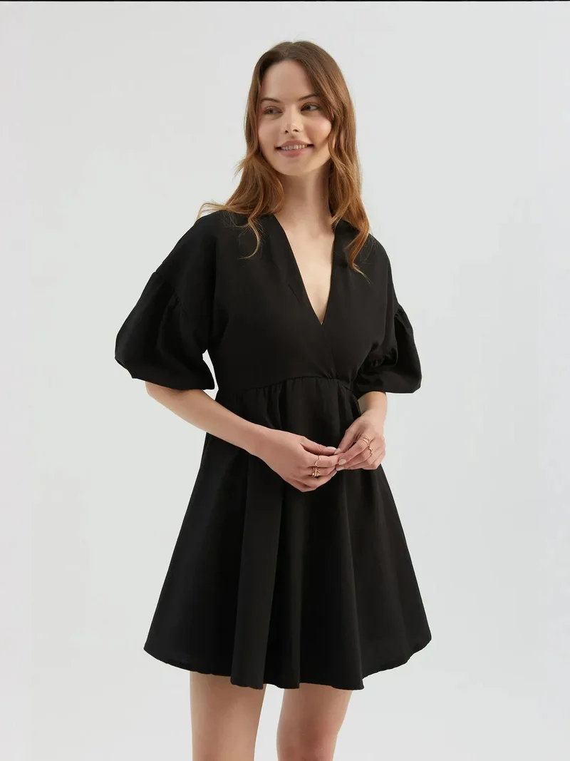 زوبعة فستان قصير بياقة على شكل حرف  وأكمام منتفخة مع حزام