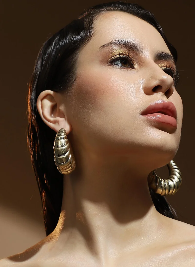 SOHI SOHI Women's The Chunky-Ripple Hoop Earrings For Casual Wear | California  Colour | Alloy Material | Hinge Closure | Metallic Earrings | Hoop Earrings For Women & Girls