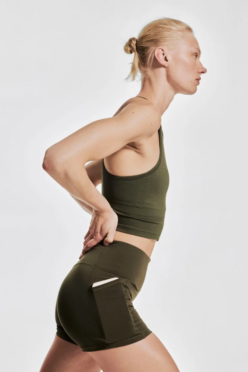 اتش اند ام شورت رياضي من نسيج دراي موف