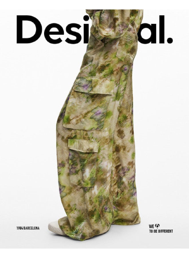 DESIGUAL بنطلون شحن قطني مطبوع بتصميم تجريدي مع قلادة فراشة - Image 1