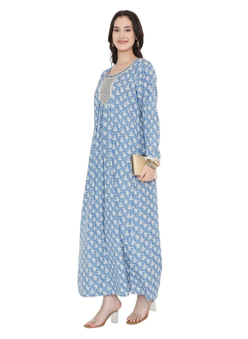 هانا آند سارا جلابية عربية تقليدية بأكمام طويلة وطبعة زهور زرقاء، مزينة بتفاصيل دقيقة على الصدر. - Image 5
