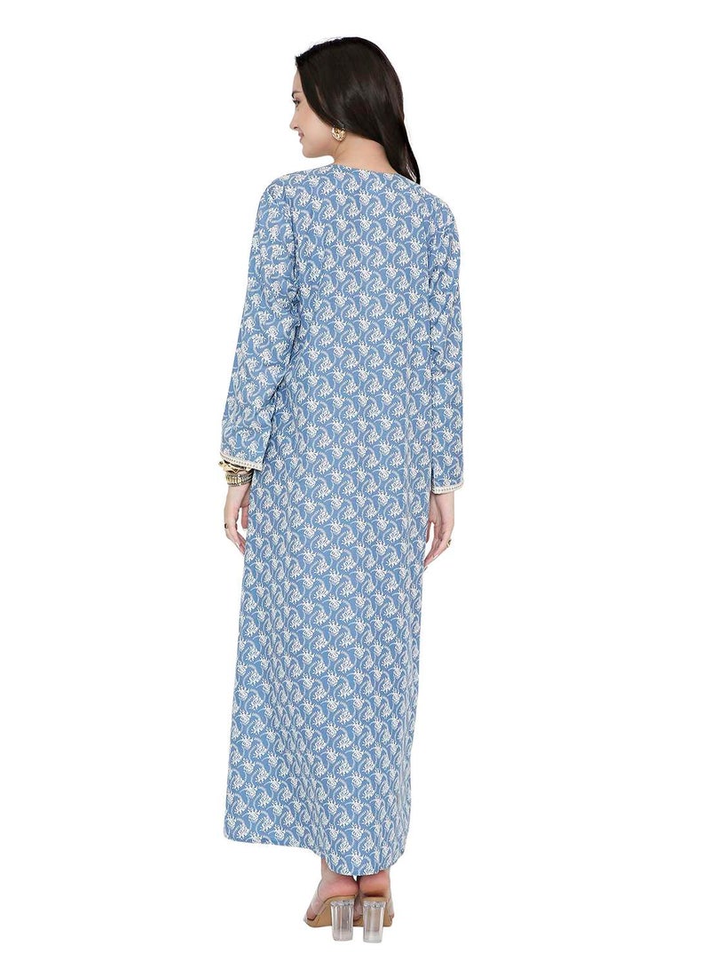 هانا آند سارا جلابية عربية تقليدية بأكمام طويلة وطبعة زهور زرقاء، مزينة بتفاصيل دقيقة على الصدر. - Image 2