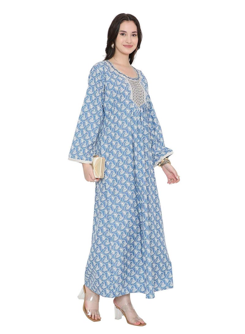 هانا آند سارا جلابية عربية تقليدية بأكمام طويلة وطبعة زهور زرقاء، مزينة بتفاصيل دقيقة على الصدر. - Image 4