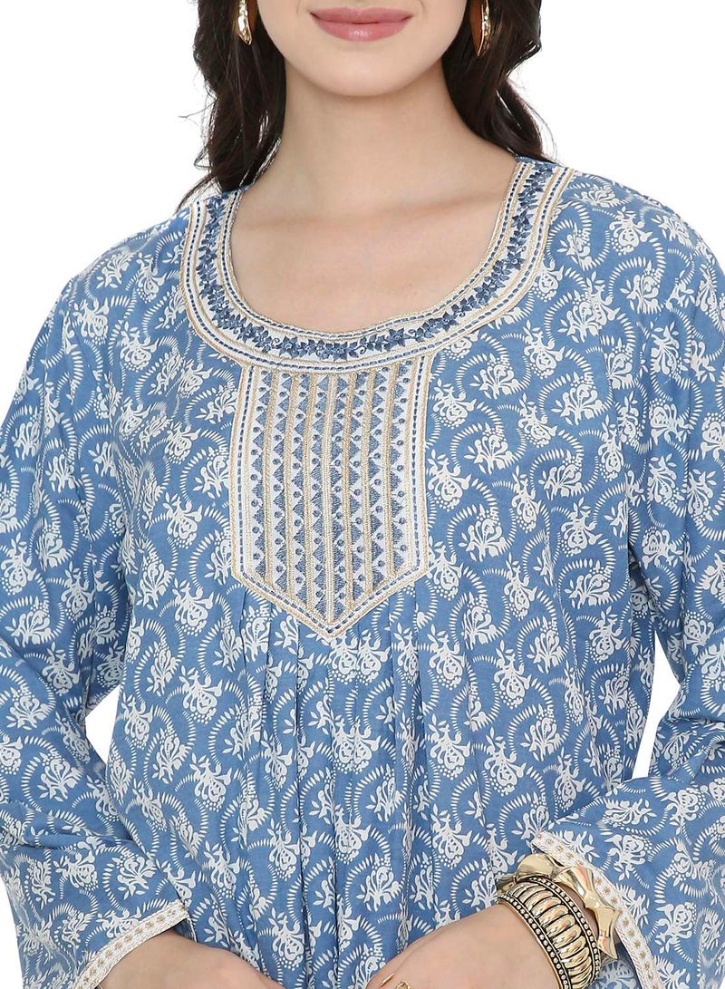 هانا آند سارا جلابية عربية تقليدية بأكمام طويلة وطبعة زهور زرقاء، مزينة بتفاصيل دقيقة على الصدر. - Image 3