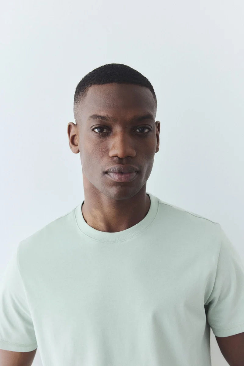 اتش اند ام تي-شيرت من نسيج كول ماكس بقصّة عادية