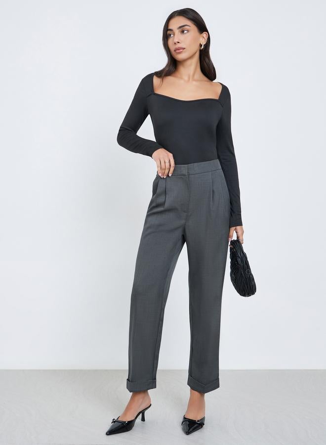 ستايلي بنطال بقصة مستدقة وتفاصيل كسرات - Image 1