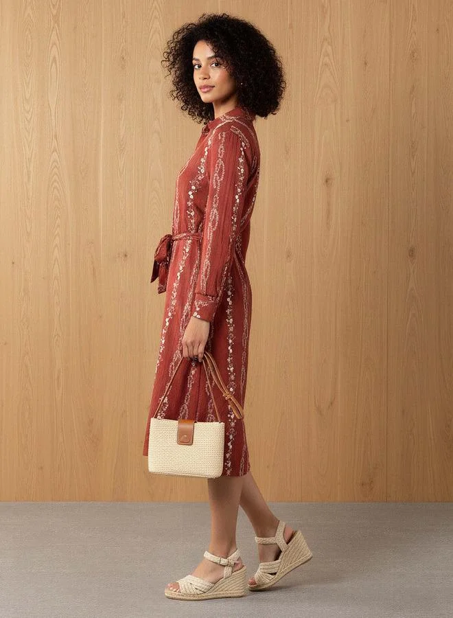 سبلاش فيڤ فستان بحزام بطول الركبة مع تطريز زهري