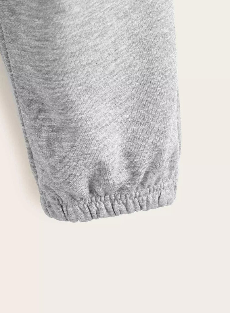 بنطال رياضي برسومات الدب والحروف للأولاد - Image 4