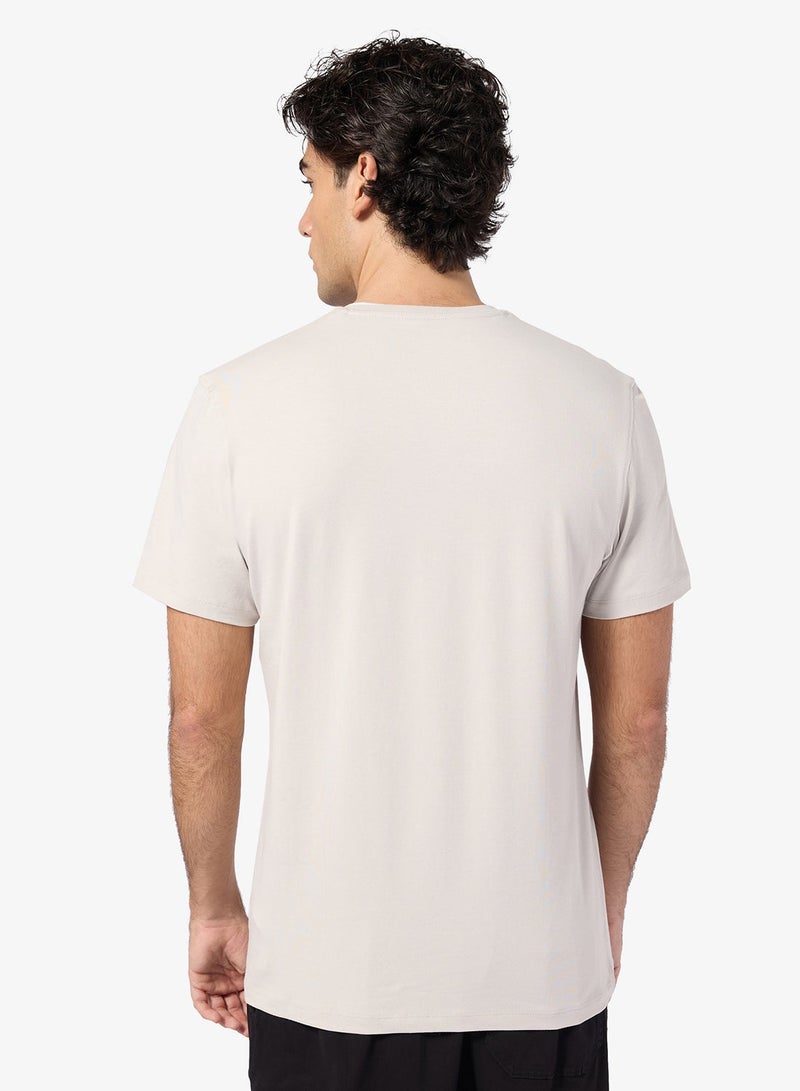 جس تيشيرت بياقة دائرية وأكمام قصيرة وشعار مربع - Image 2