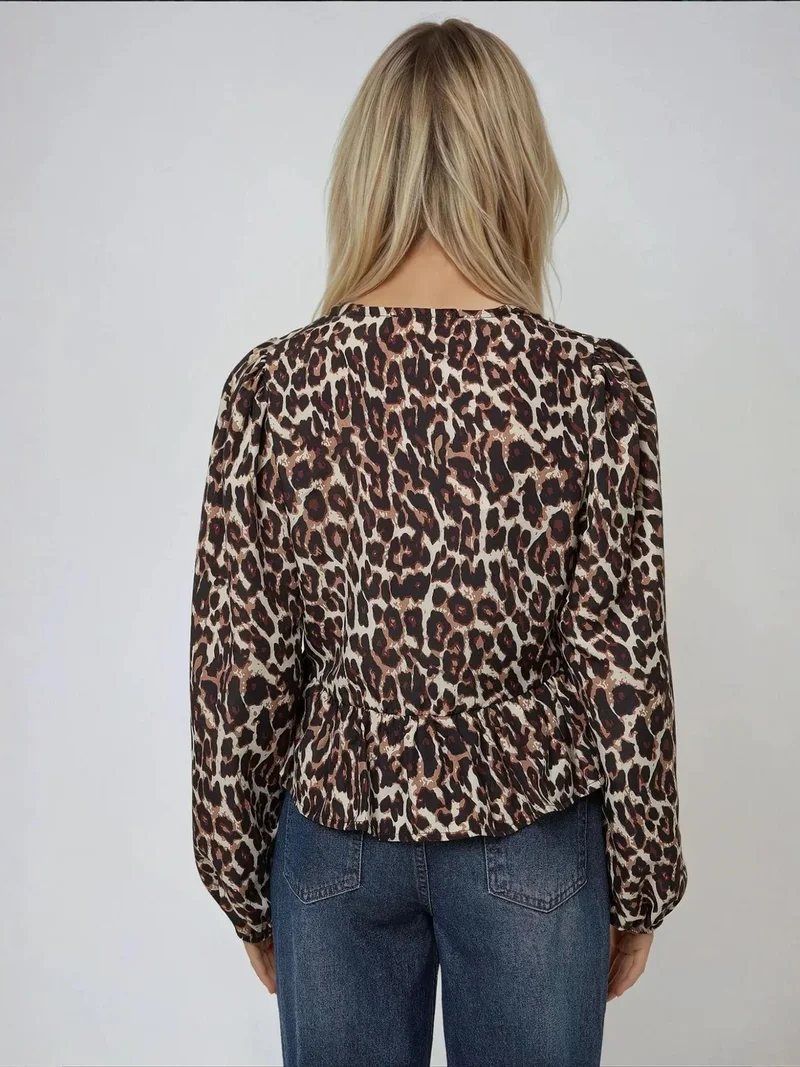 زوبعة بلوزة بطبعة جلد الفهد بياقة على شكل حرف