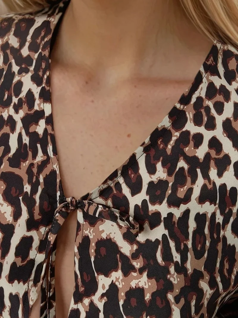 زوبعة بلوزة بطبعة جلد الفهد بياقة على شكل حرف