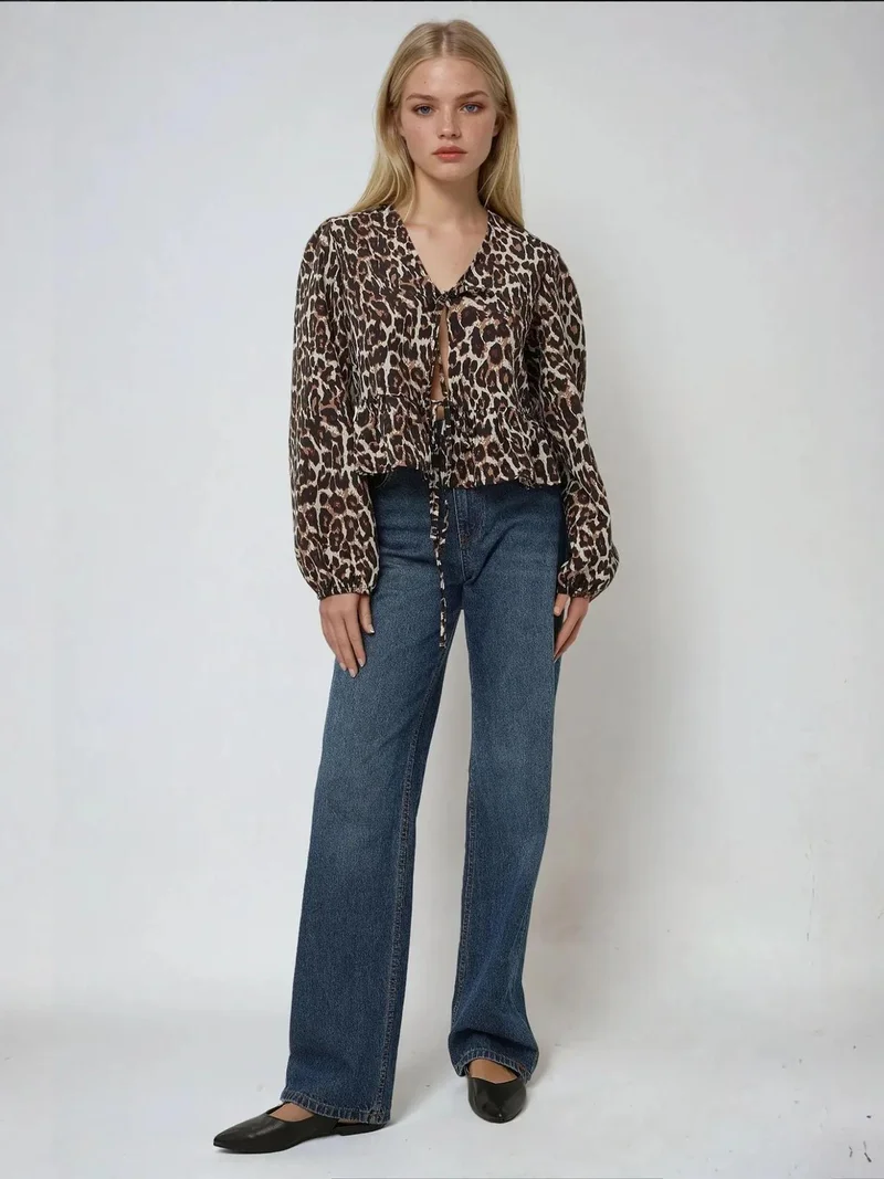 زوبعة بلوزة بطبعة جلد الفهد بياقة على شكل حرف