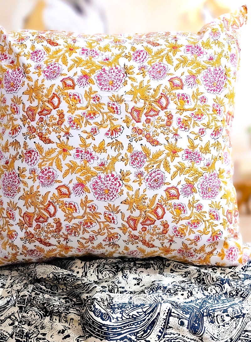 أوجريا غطاء وسادة مطبوع يدويًا باللونين الأحمر والأصفر من القطن العضوي مقاس 65 سم × 65 سم - Image 2