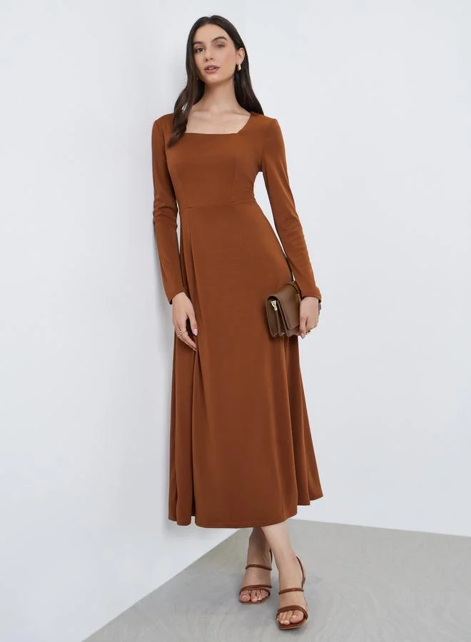 ستايلي فستان ميدي بحافة واسعة وكسرات