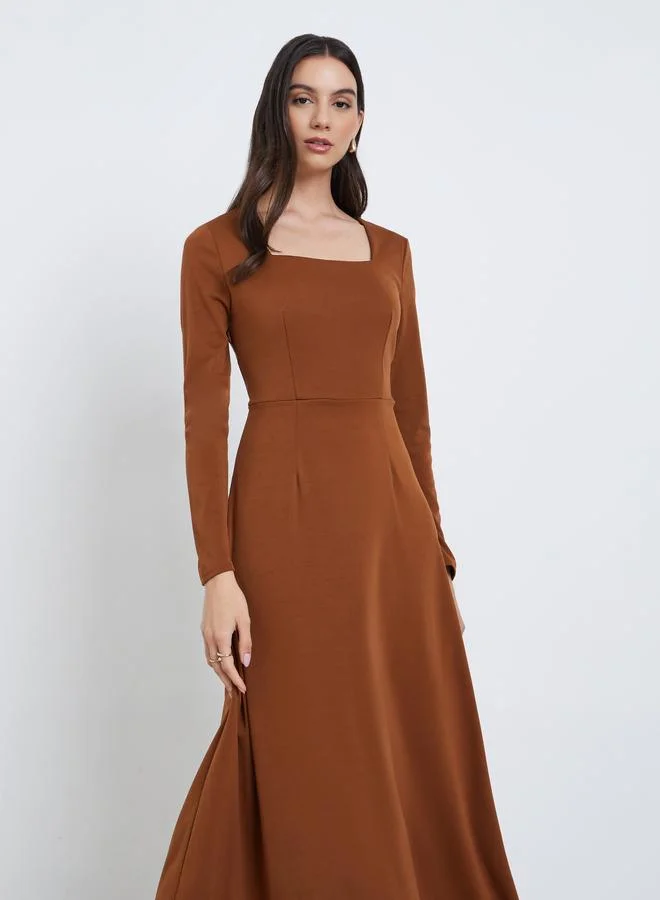 ستايلي فستان ميدي بحافة واسعة وكسرات