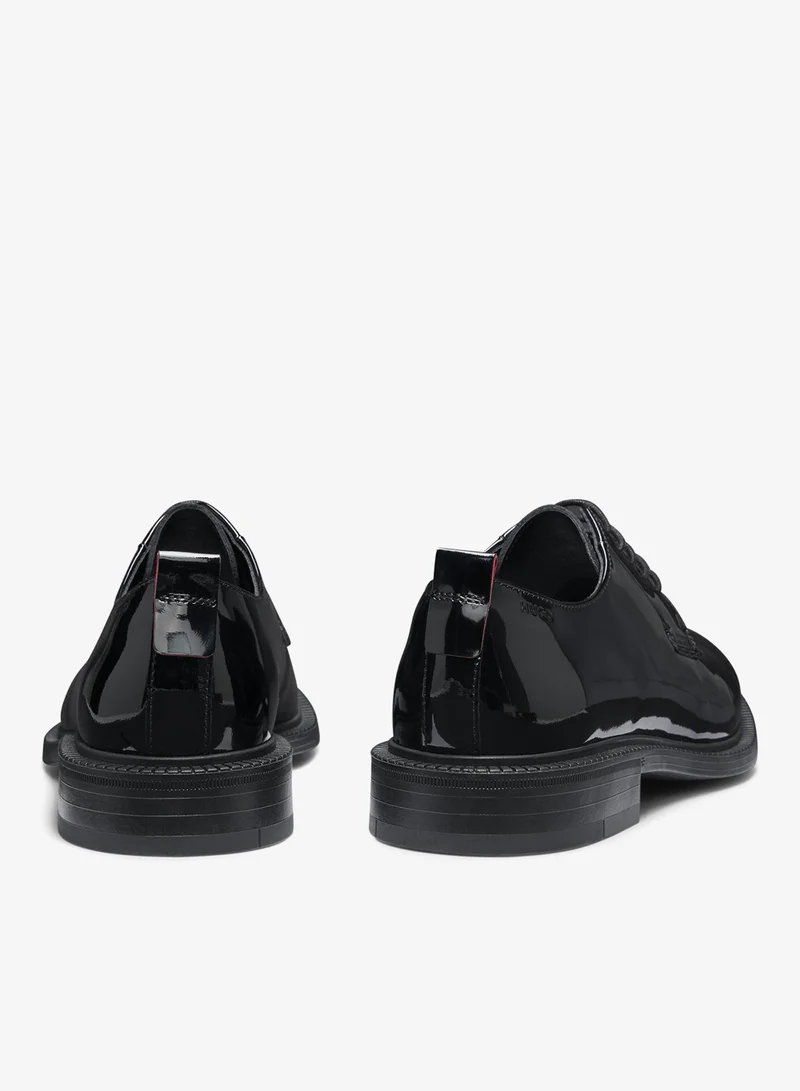 هوجو حذاء ديربي جلد لامع بشعار محفور