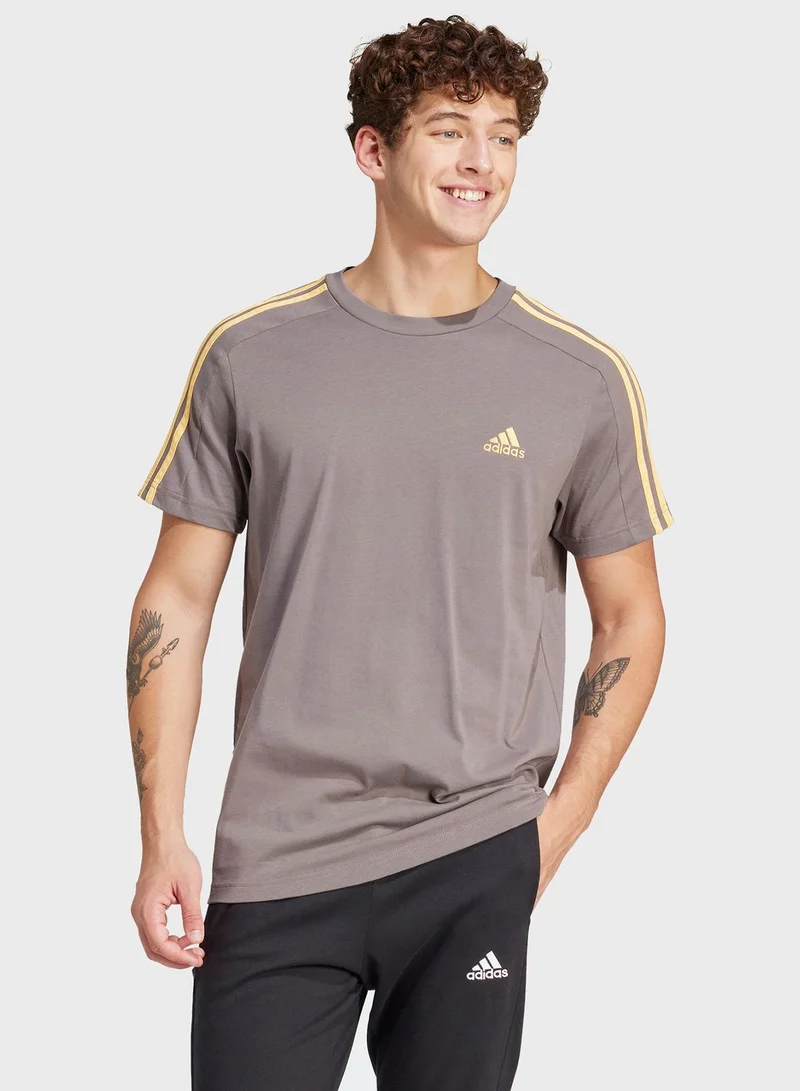 adidas تيشيرت من قماش الجيرسيه مزين بـ 3 خطوط