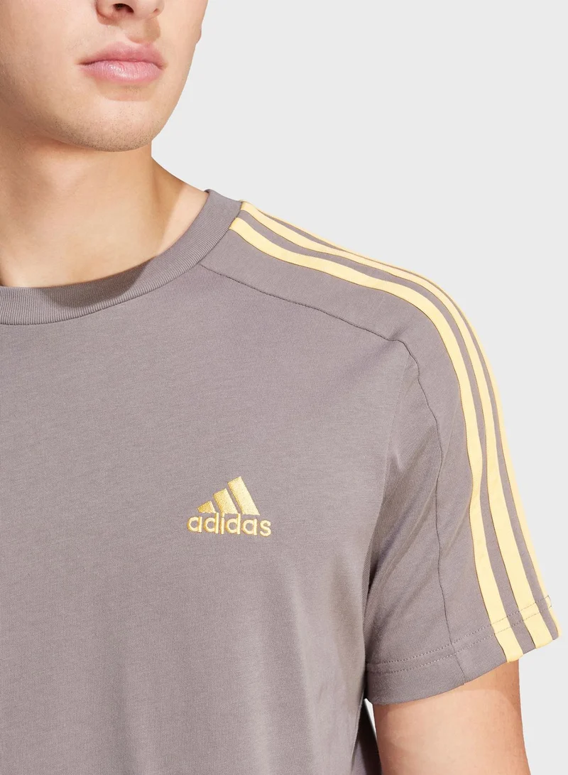 adidas تيشيرت من قماش الجيرسيه مزين بـ 3 خطوط