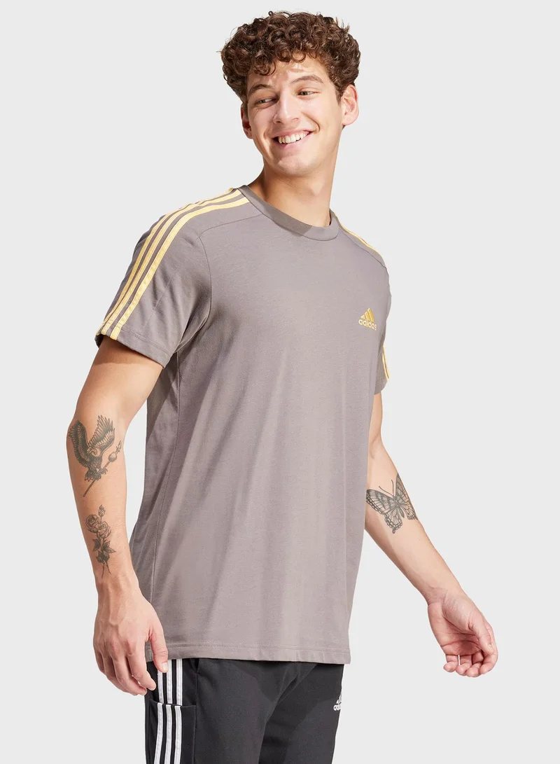 adidas تيشيرت من قماش الجيرسيه مزين بـ 3 خطوط