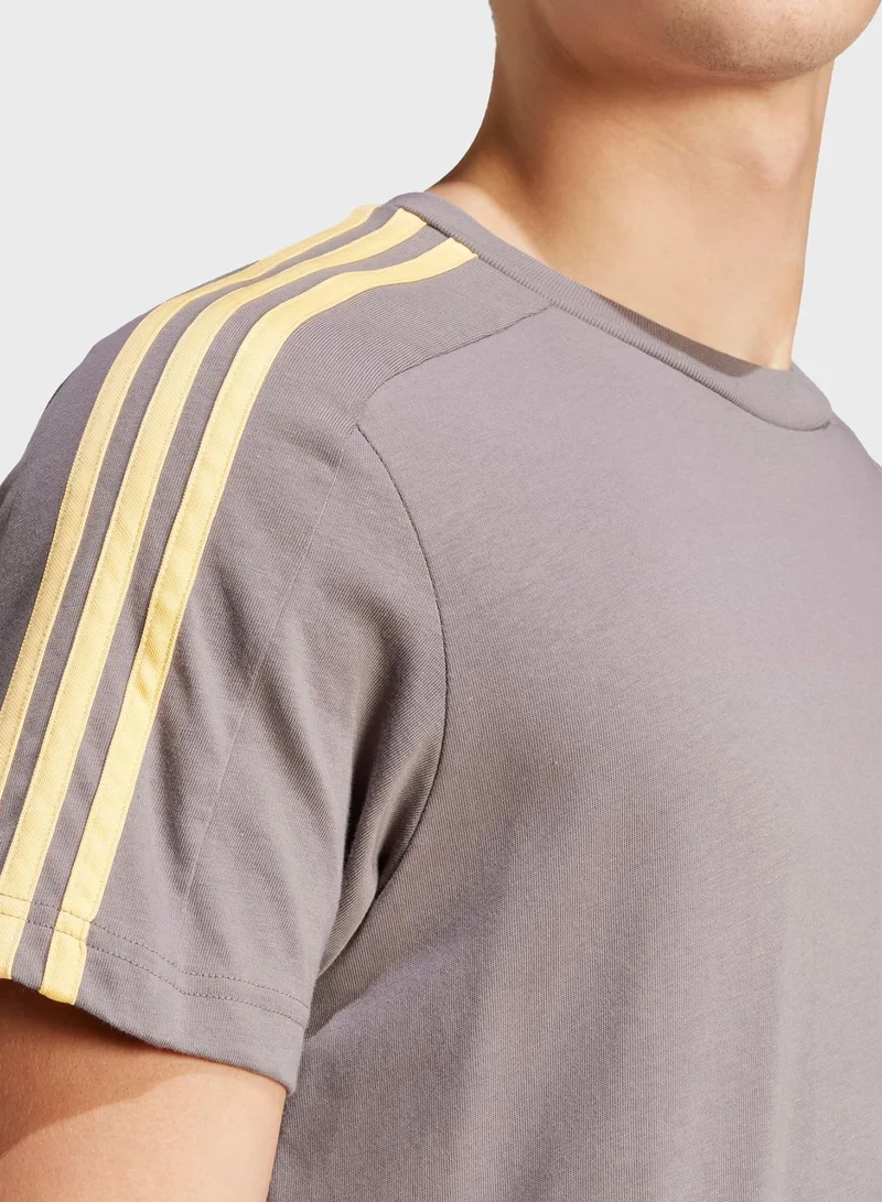 adidas تيشيرت من قماش الجيرسيه مزين بـ 3 خطوط