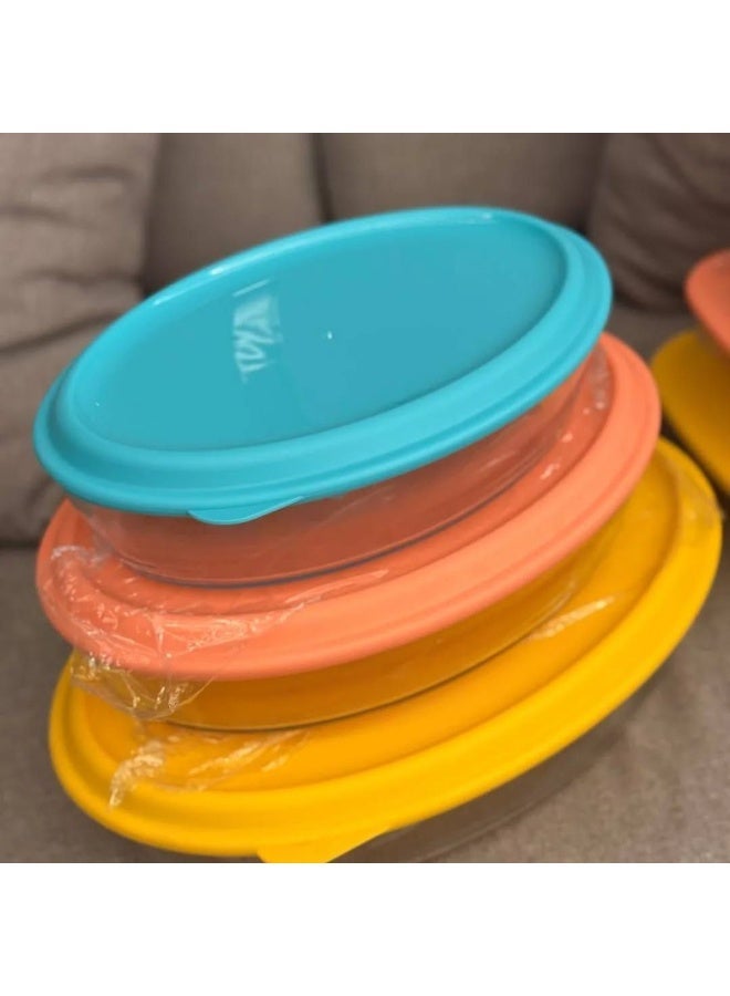 طقم علب بايركس زجاجية عالية الشفافية مكوّن من ٣ أحجام مختلفة بغطاء سيليكون ملون (أزرق – بينك – أصفر) لحفظ الطعام في الثلاجة وتقديمه على السفرة بشكل أنيق. - Image 3