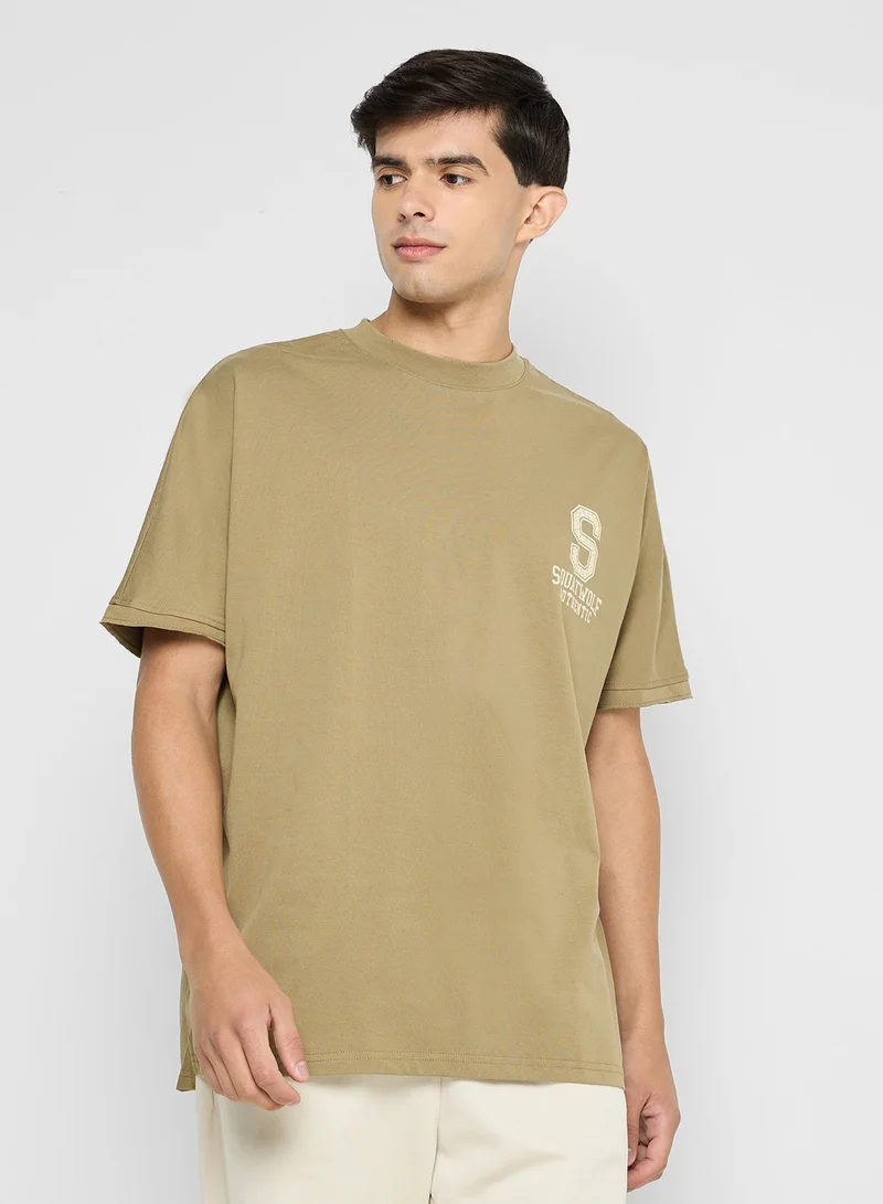 سكوات وولف تيشيرت "عصر ذهبي" بتصميم واسع وشعار متعدد ممزق