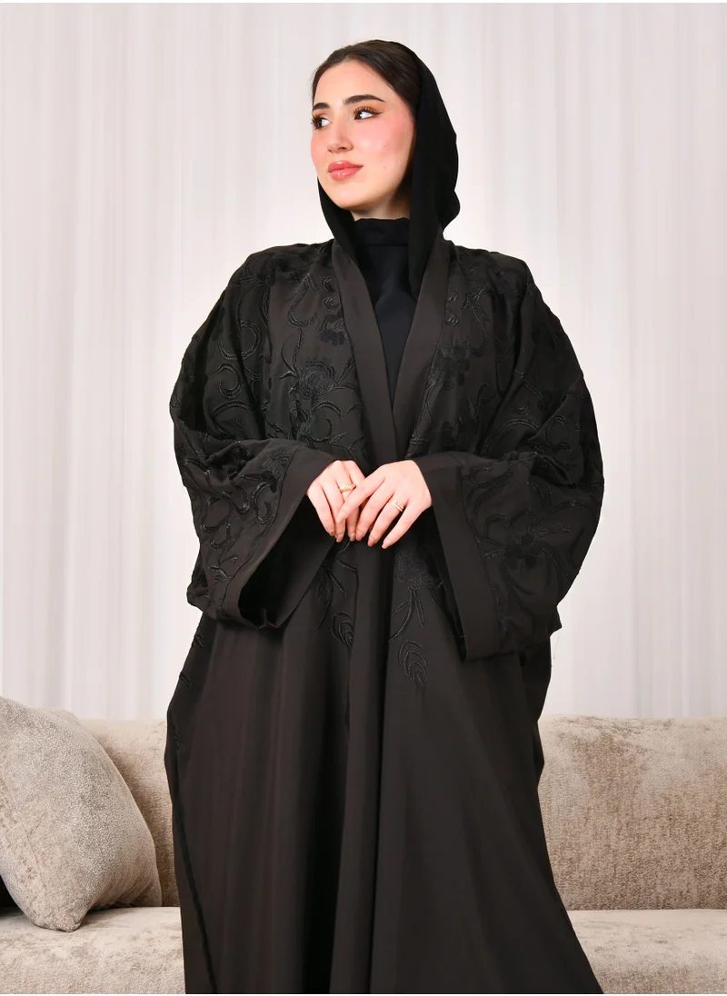 HAWRAA ABAYA Half-bisht abaya with wide sleeves and bright embroidery on top of the abaya