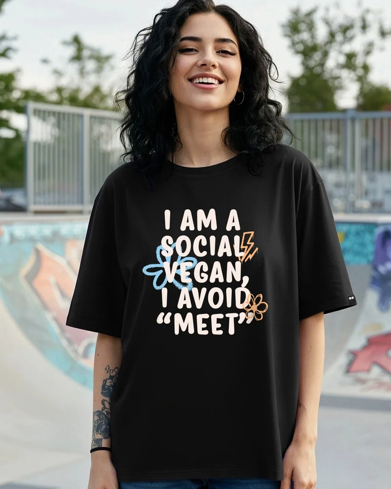 بيواكوف تيشيرت نسائي أسود فاحم كبير الحجم بنقوش نباتية