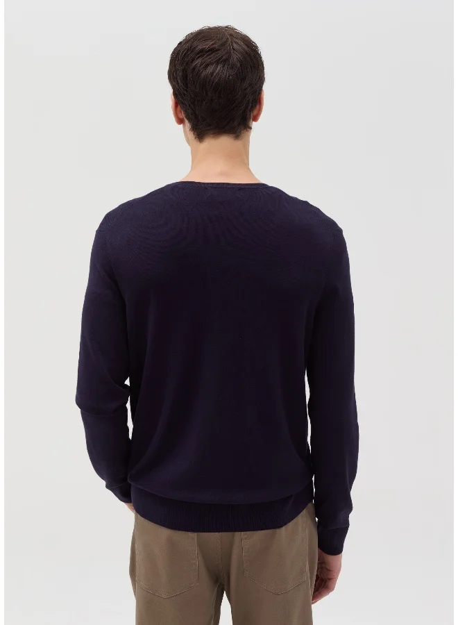 او في اس V-neck pullover