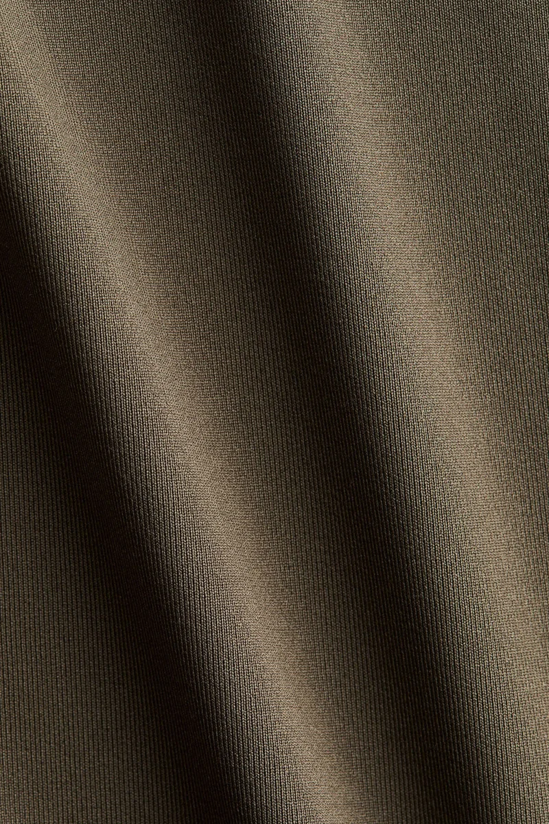 اتش اند ام بلوزة رياضية بتقنية