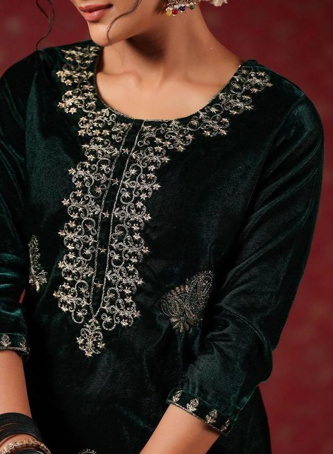 آي شين طقم كورتا وبنطال بلون أخضر زمردي بخامة مخملية