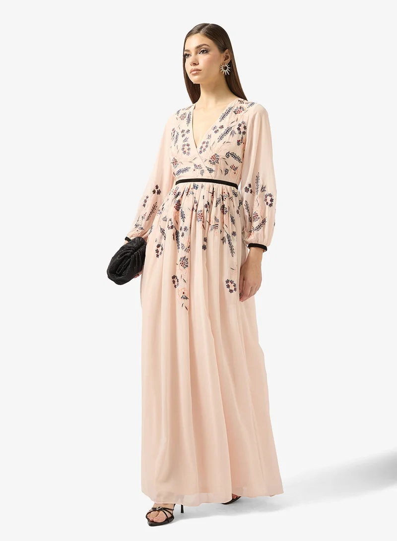 فروك اند فرل فستان بأكمام بالون وياقة على شكل حرف