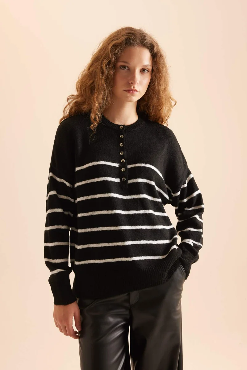 ديفاكتو Relax Fit Button Neck Pullover