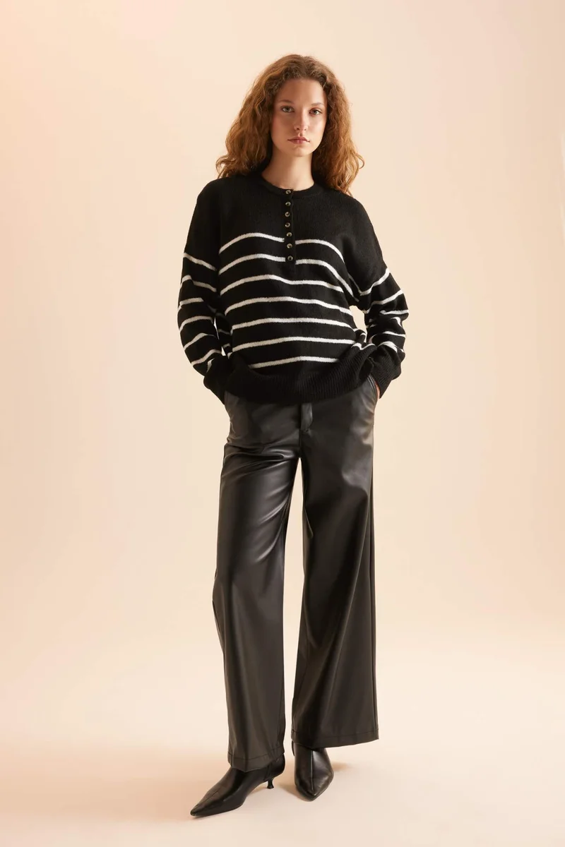 ديفاكتو Relax Fit Button Neck Pullover