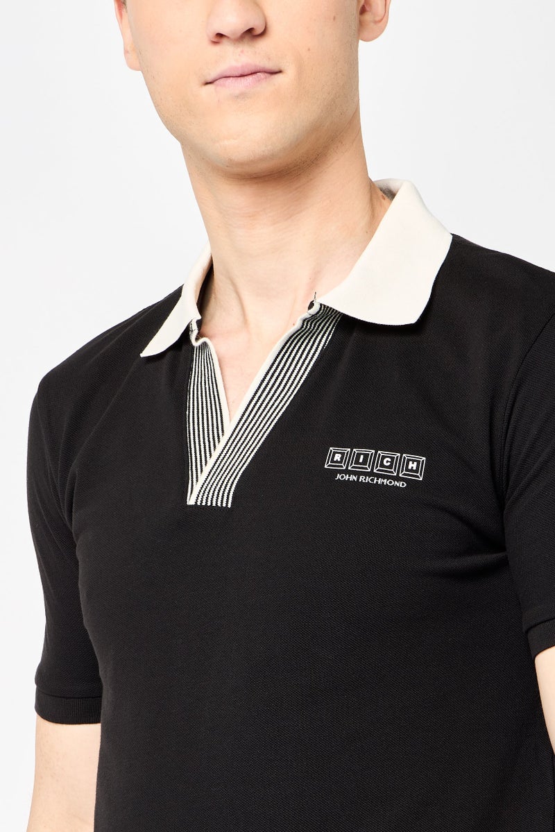 JOHN RICHMOND تي شيرت بولو قصير الأكمام للرجال بتصميم عادي مع شعار العلامة التجارية، أسود - Image 2