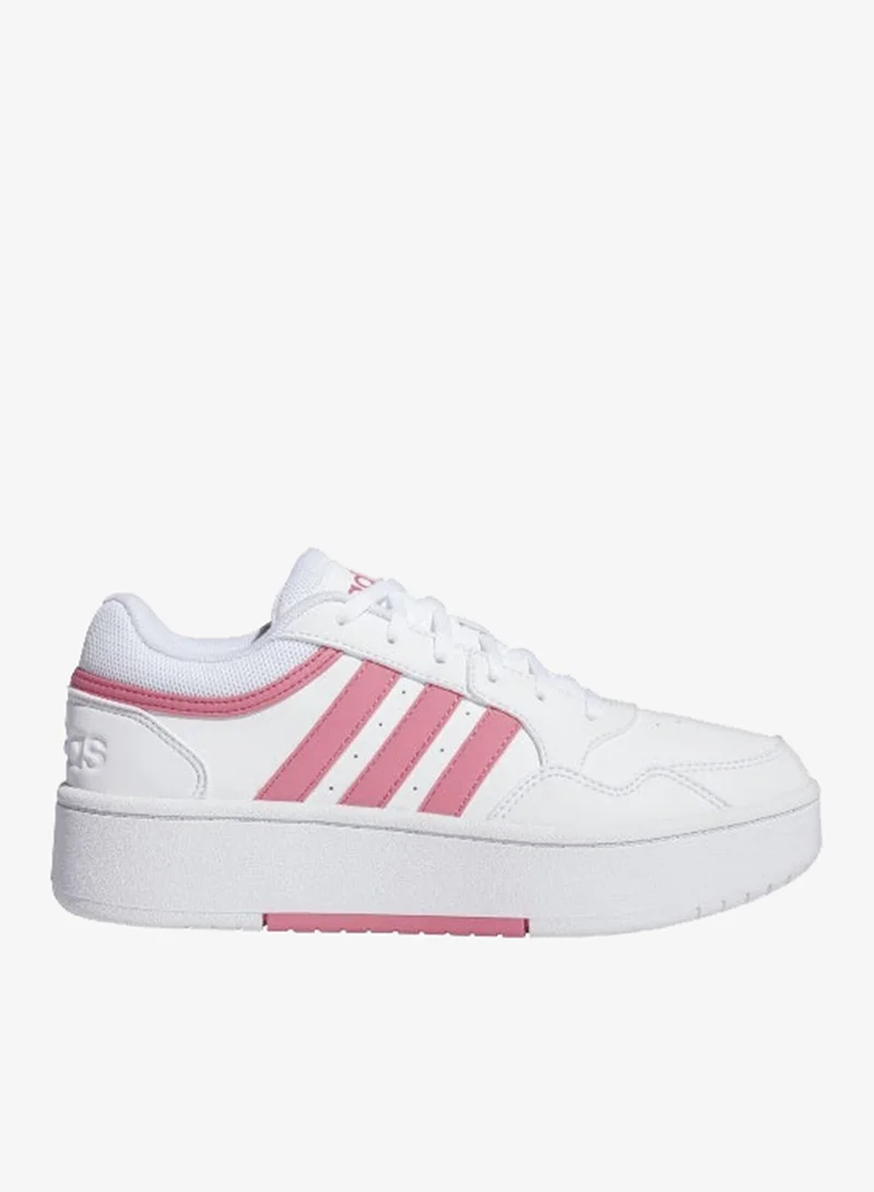 اديداس أحذية كرة السلة هووبس . جريئة بيضاء