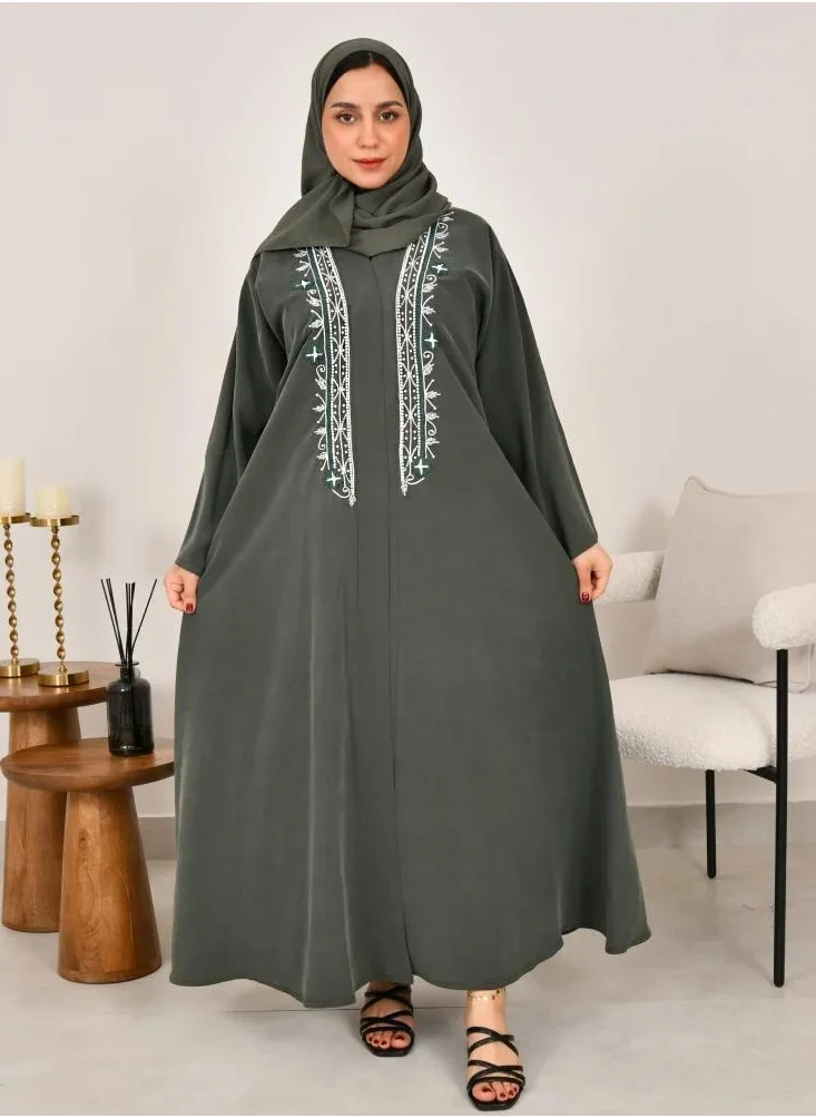 lamha abaya Green wrap abaya, quarter-cloche, decorated with prominent embroidery on the sides of the abaya