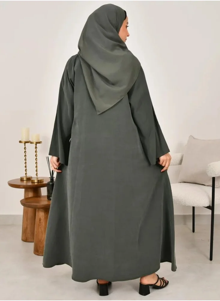 lamha abaya Green wrap abaya, quarter-cloche, decorated with prominent embroidery on the sides of the abaya