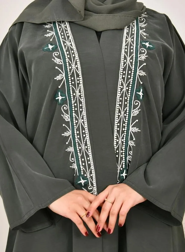 lamha abaya Green wrap abaya, quarter-cloche, decorated with prominent embroidery on the sides of the abaya