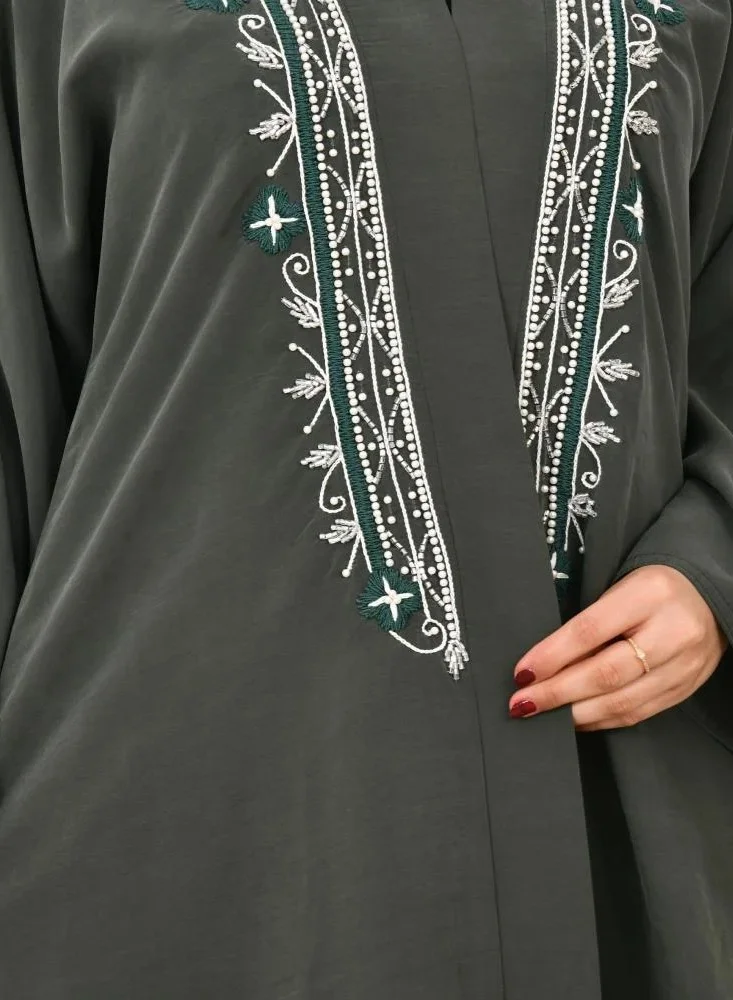 lamha abaya Green wrap abaya, quarter-cloche, decorated with prominent embroidery on the sides of the abaya