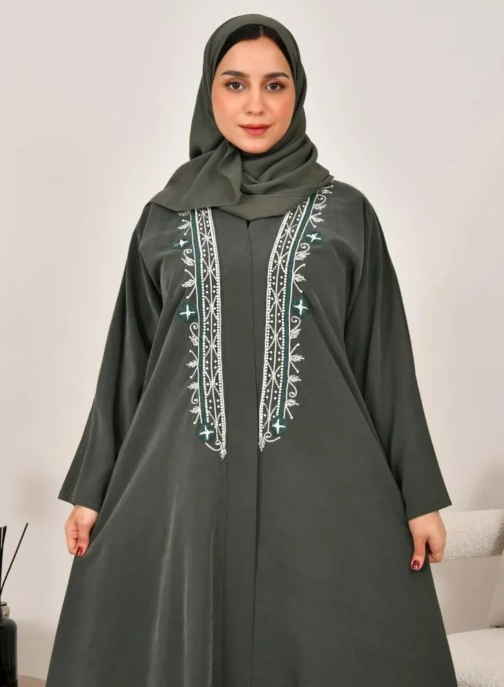 lamha abaya Green wrap abaya, quarter-cloche, decorated with prominent embroidery on the sides of the abaya