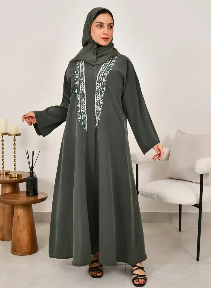 lamha abaya Green wrap abaya, quarter-cloche, decorated with prominent embroidery on the sides of the abaya