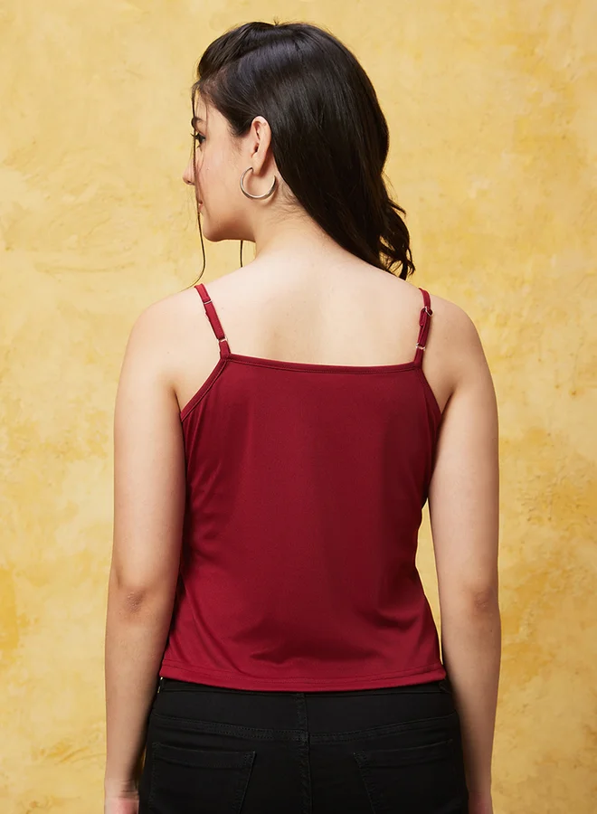 جلو باص بلوزة ساتان سادة بأكمام مكشكشة وياقة على شكل حرف