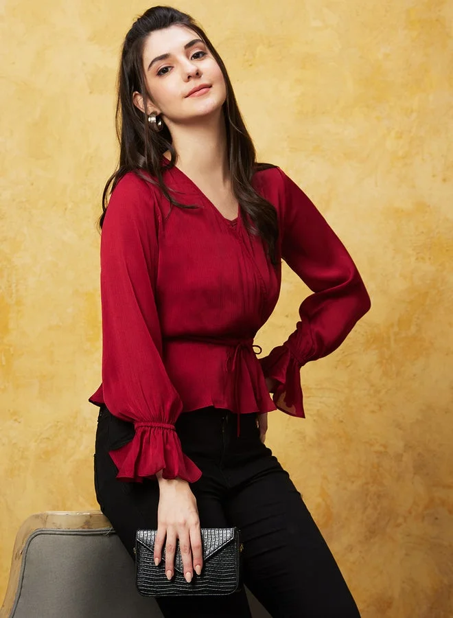 جلو باص بلوزة ساتان سادة بأكمام مكشكشة وياقة على شكل حرف